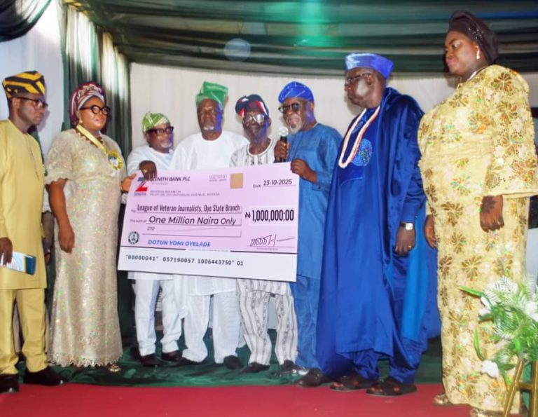 Oyelade Redeems ₦1m Pledge To Veteran Journalists’ Book Project.