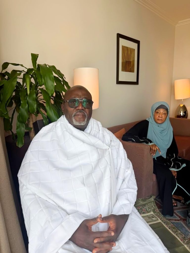 At Umrah, Odidiomo And Wife Pray For Safe Return Of Abducted Children, Oyo’s Peace